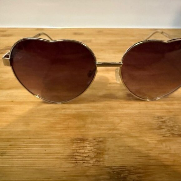 Retro Heart-Shaped Wire (Silver / Chrome) Frame Sunglasses - Picture 3 of 16